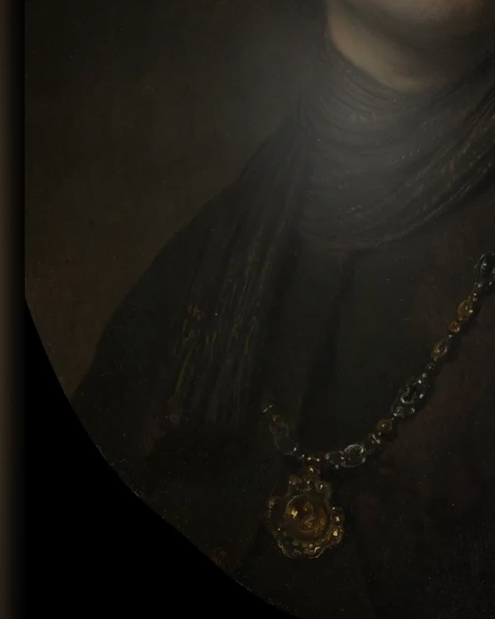 Materiaal en afwerking van Een jongeman met een ketting in het wisselframe