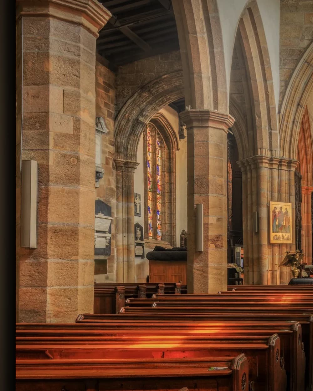 Materiaal en afwerking van Majestueus kerkinterieur in het wisselframe