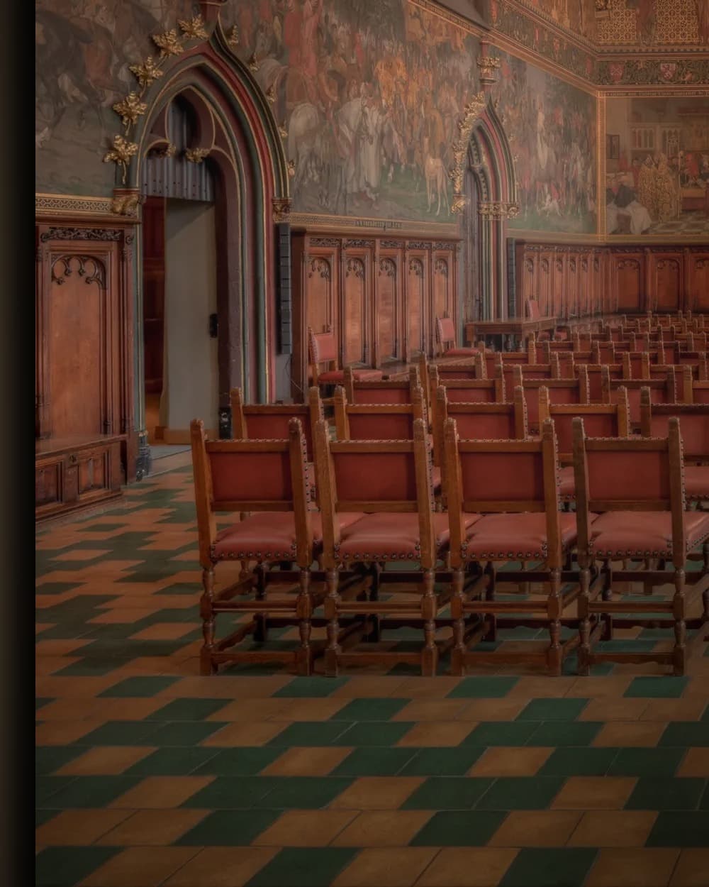 Materiaal en afwerking van Historische zaal met rijke decoraties in het wisselframe