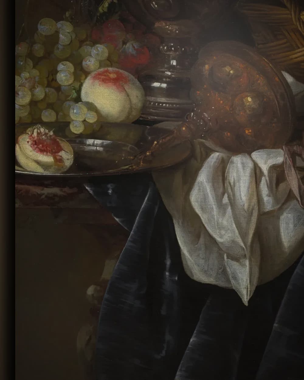 Materiaal en afwerking van Zilveren wijnkan, ham en fruit in het wisselframe