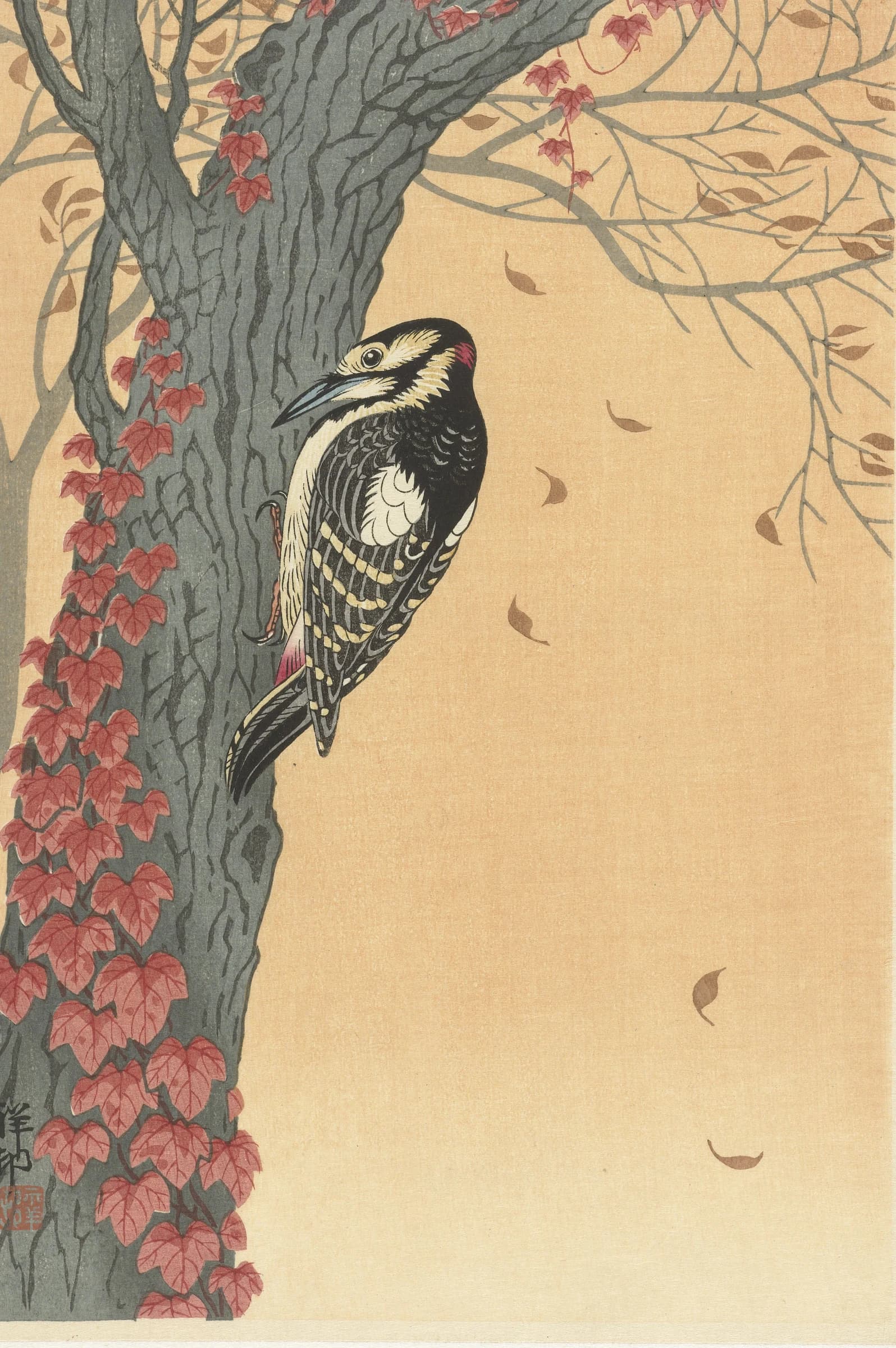 Grote bonte specht in boom met rode klimop – Ohara Koson