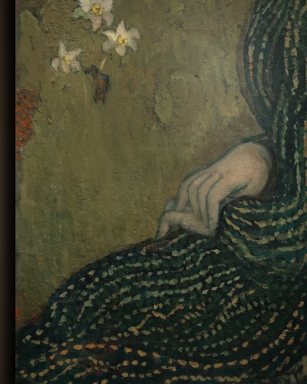 Materiaal en afwerking van Eva Meurier in een groene jurk in het wisselframe