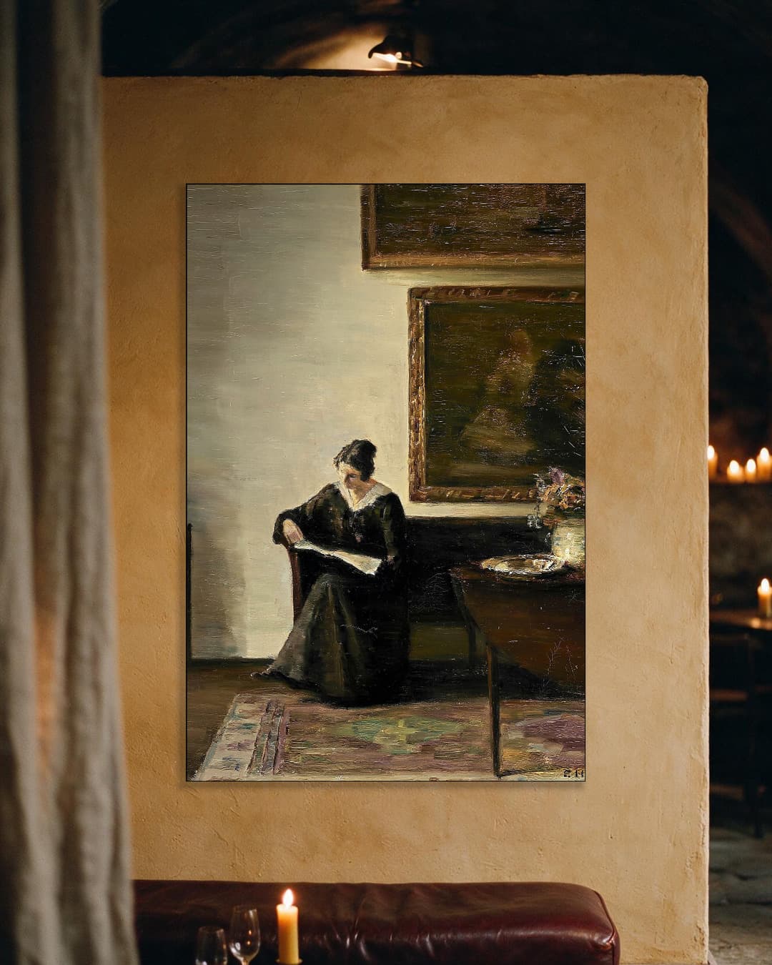 Interieur met lezende vrouw bij het venster aan de muur, kamer