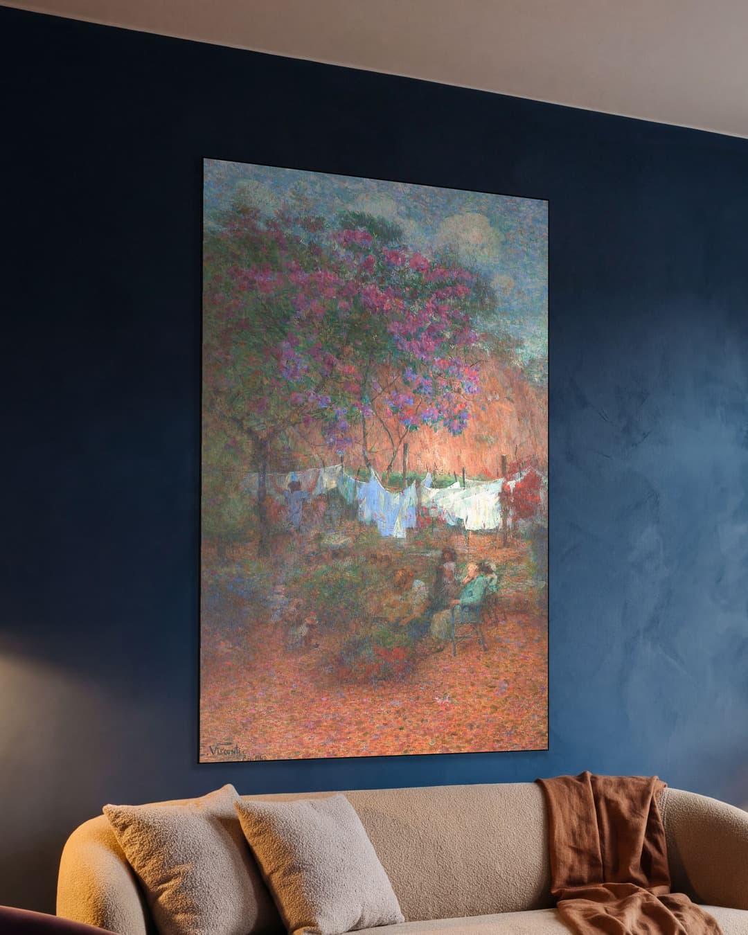 Paars bloeiende bomen aan de muur, kamer