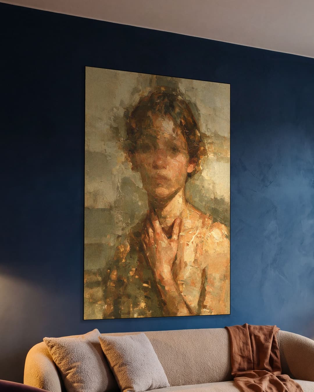 Vrouw met de hand aan de hals aan de muur, kamer