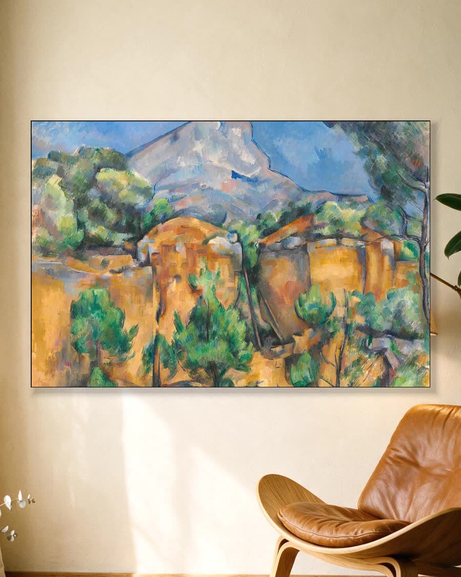 De berg Sainte-Victoire gezien vanuit de groeve Bibémus in een aluminium frame aan dezelfde muur
