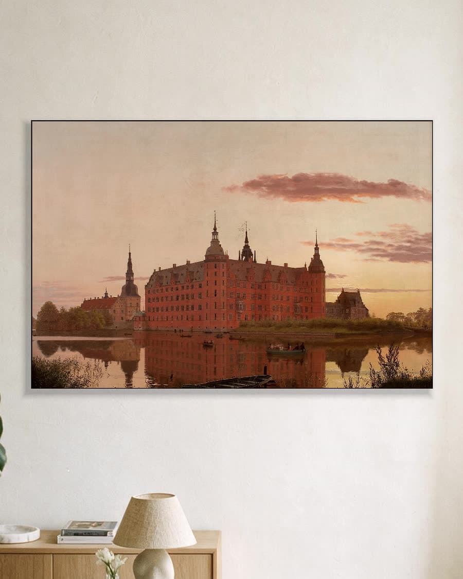 Frederiksborg Slot gezien vanaf de Jægerbakken, avond in een aluminium frame aan dezelfde muur