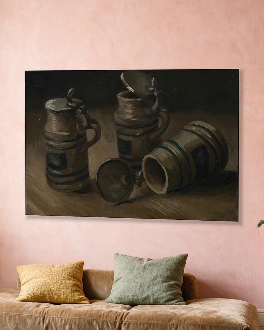 Bierpullen in een aluminium frame aan dezelfde muur