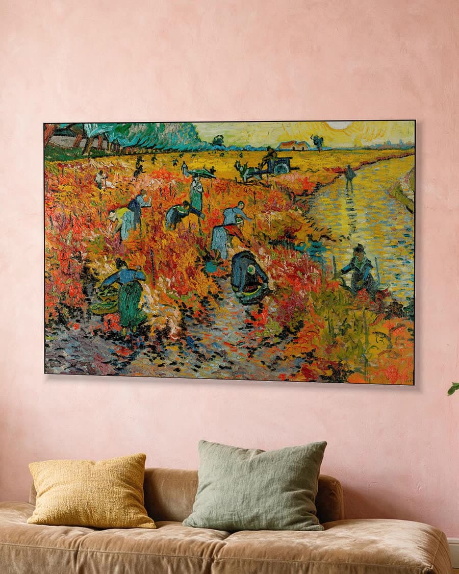 De rode wijngaard in een aluminium frame aan dezelfde muur