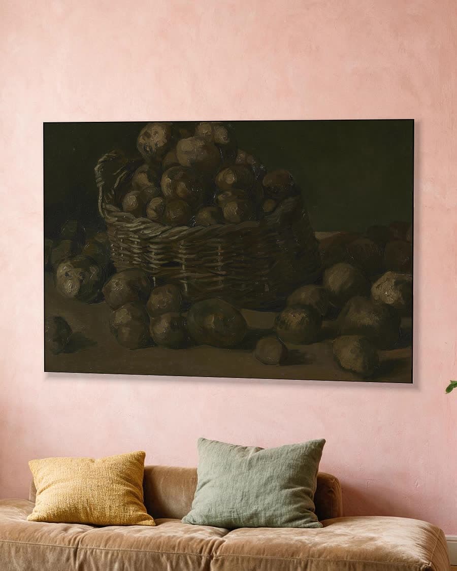 Mand met aardappels in een aluminium frame aan dezelfde muur
