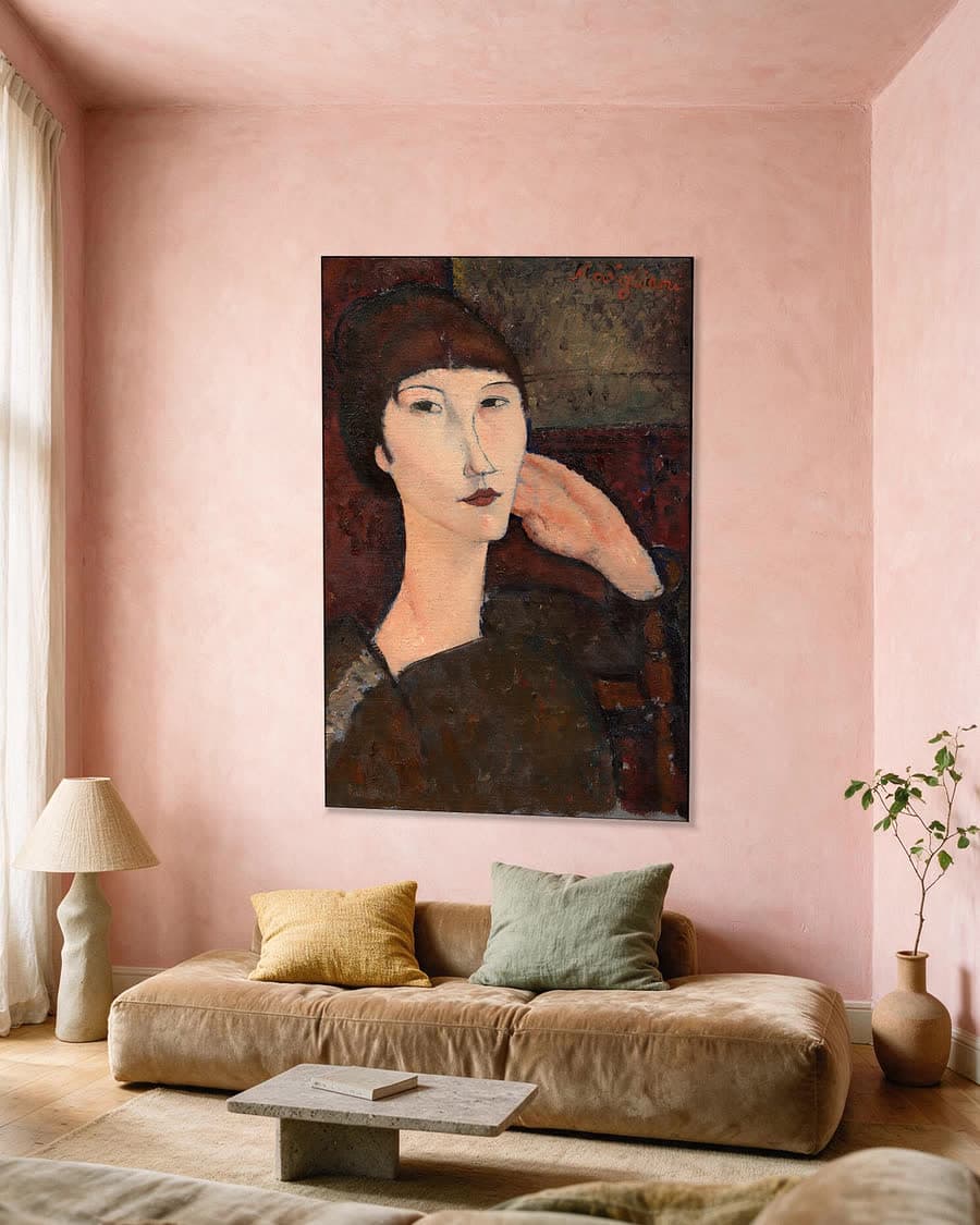 Adrienne, vrouw met pony in een aluminium frame aan dezelfde muur