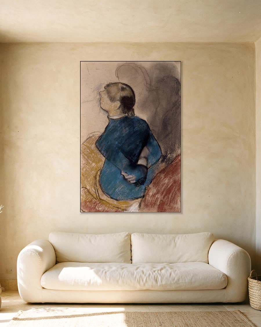 Jonge vrouw in het blauw in een aluminium frame aan dezelfde muur