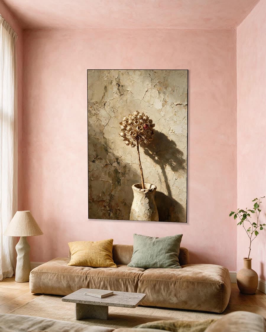 Alliumbol in een vaas in een aluminium frame aan dezelfde muur