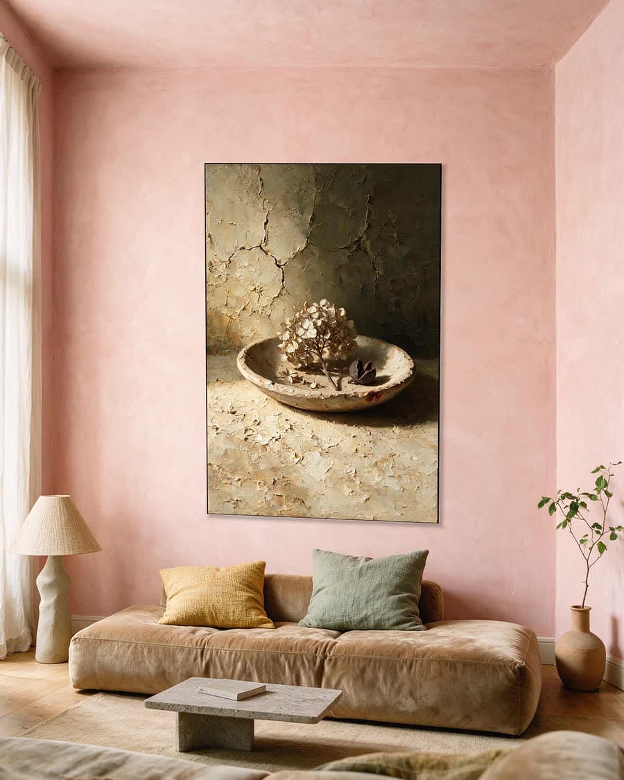 Gedroogde hortensia in een aluminium frame aan dezelfde muur