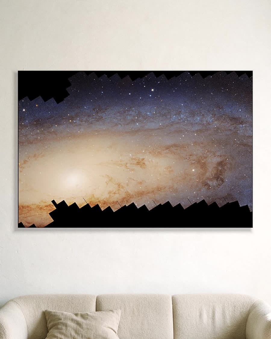 Andromeda in een aluminium frame aan dezelfde muur