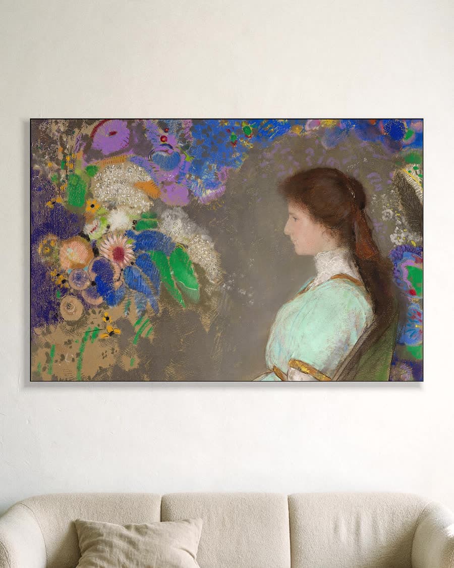 Portret van Violette Heymann (1910) in een aluminium frame aan dezelfde muur