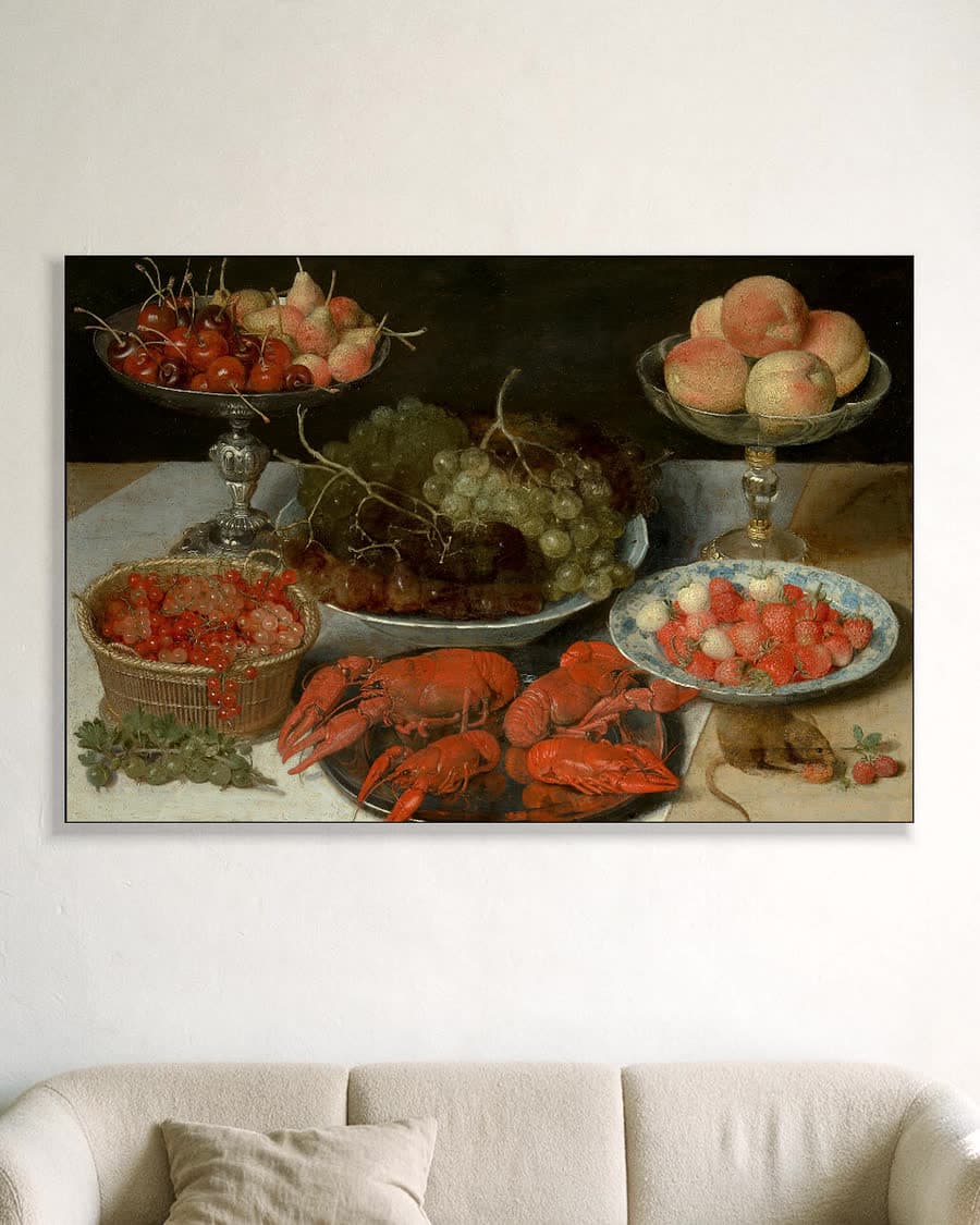 Stilleven met fruit en kreeft in een aluminium frame aan dezelfde muur