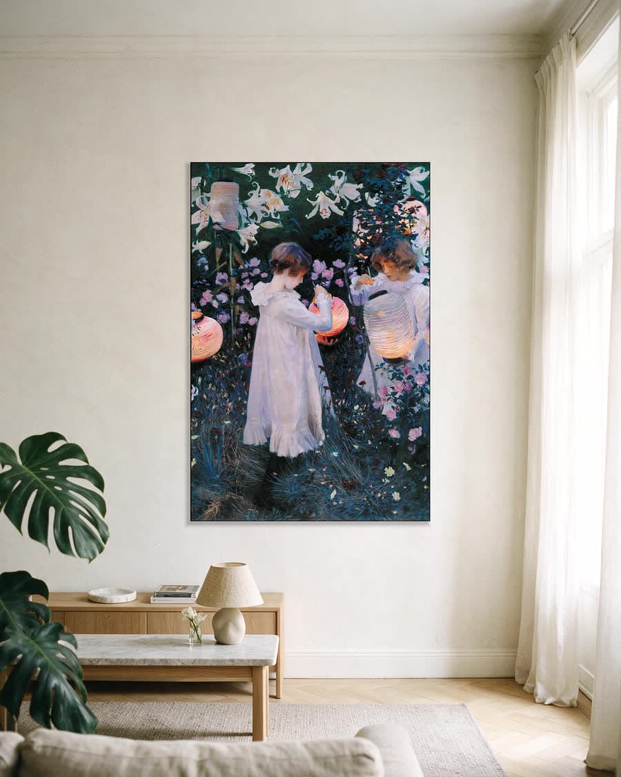 Anjer, lelie, lelie, roos in een aluminium frame aan dezelfde muur
