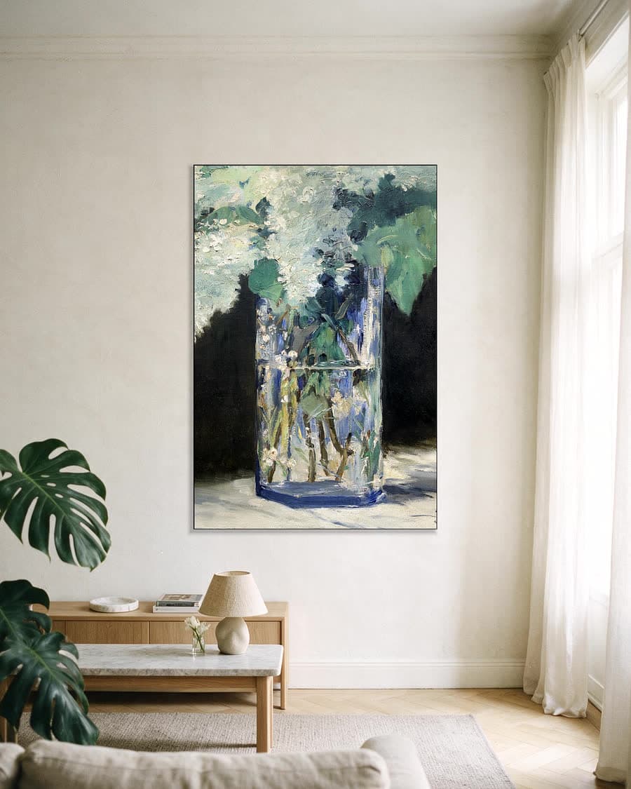 Witte sering in een aluminium frame aan dezelfde muur