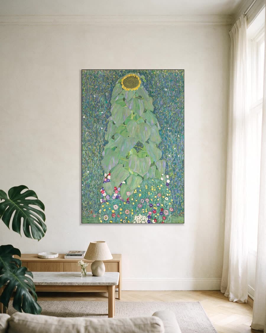 Zonnebloem in een aluminium frame aan dezelfde muur