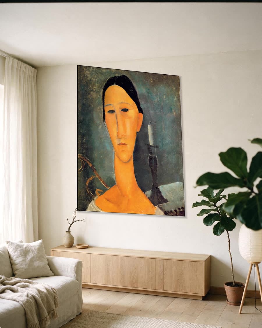Hanka Zborowska met kandelaar in een aluminium frame aan dezelfde muur