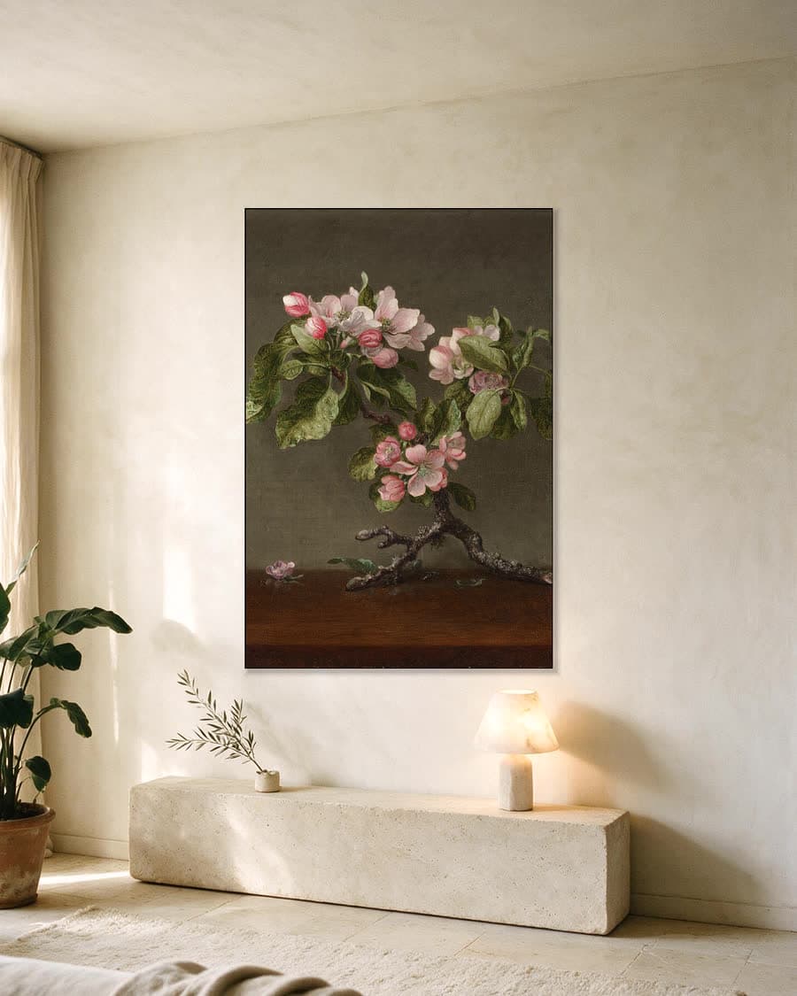 Appelbloesem in een aluminium frame aan dezelfde muur