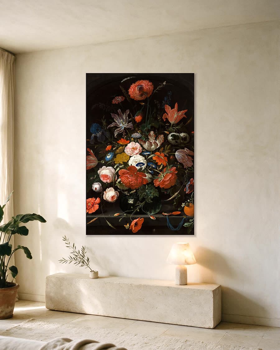 Bloemen in een glazen vaas in een aluminium frame aan dezelfde muur