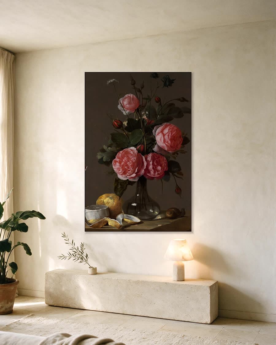Bloemenstilleven in een glazen vaas in een aluminium frame aan dezelfde muur