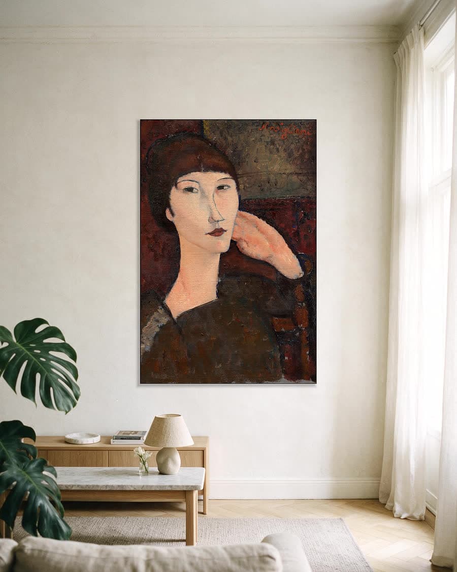 Adrienne, vrouw met pony in een aluminium frame aan dezelfde muur