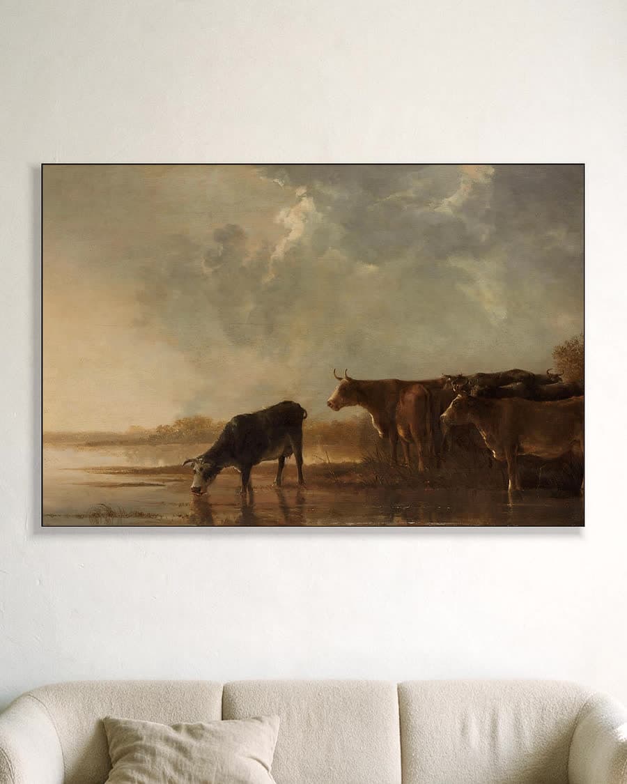 Rivierlandschap met koeien aan de waterkant in een aluminium frame aan dezelfde muur