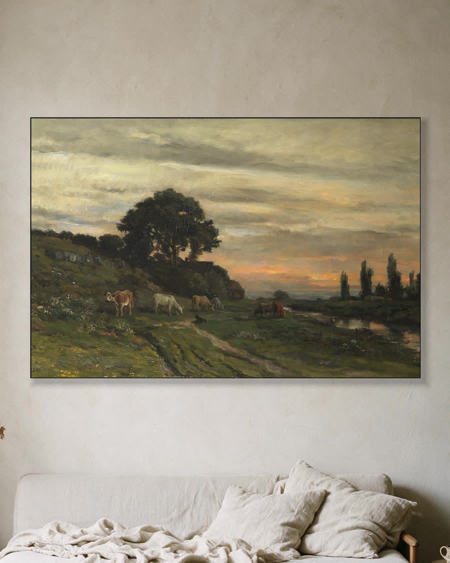 Avondlandschap met grazende koeien in een aluminium frame aan dezelfde muur