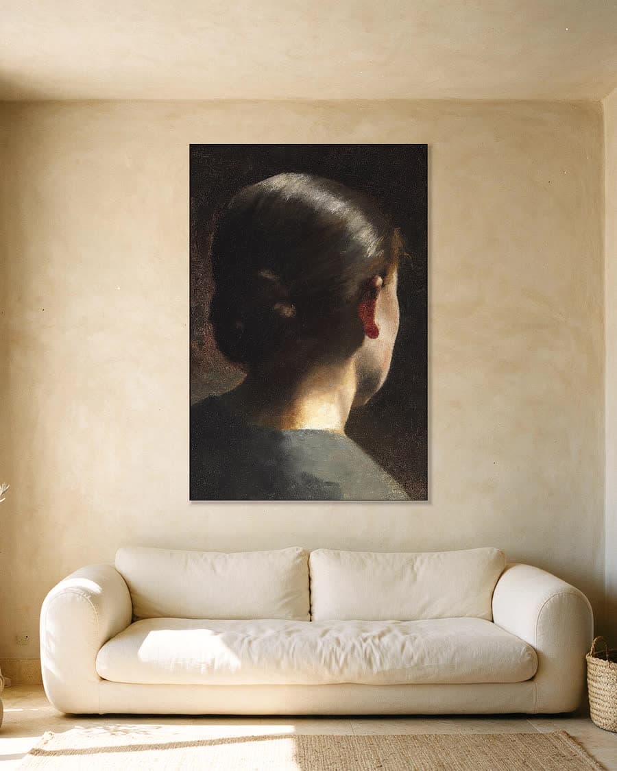 Anna Hammershøi op de rug gezien in een aluminium frame aan dezelfde muur