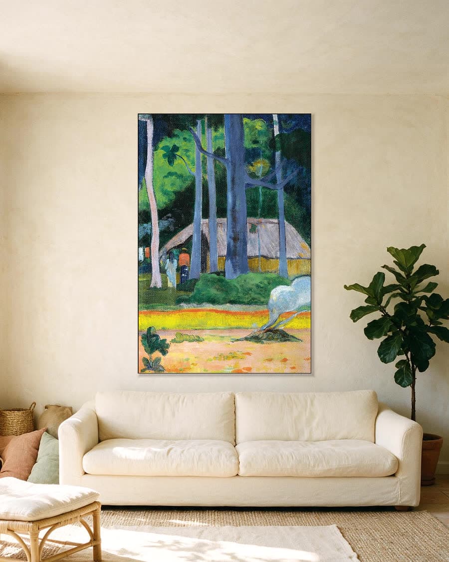 Hut onder de bomen in een aluminium frame aan dezelfde muur
