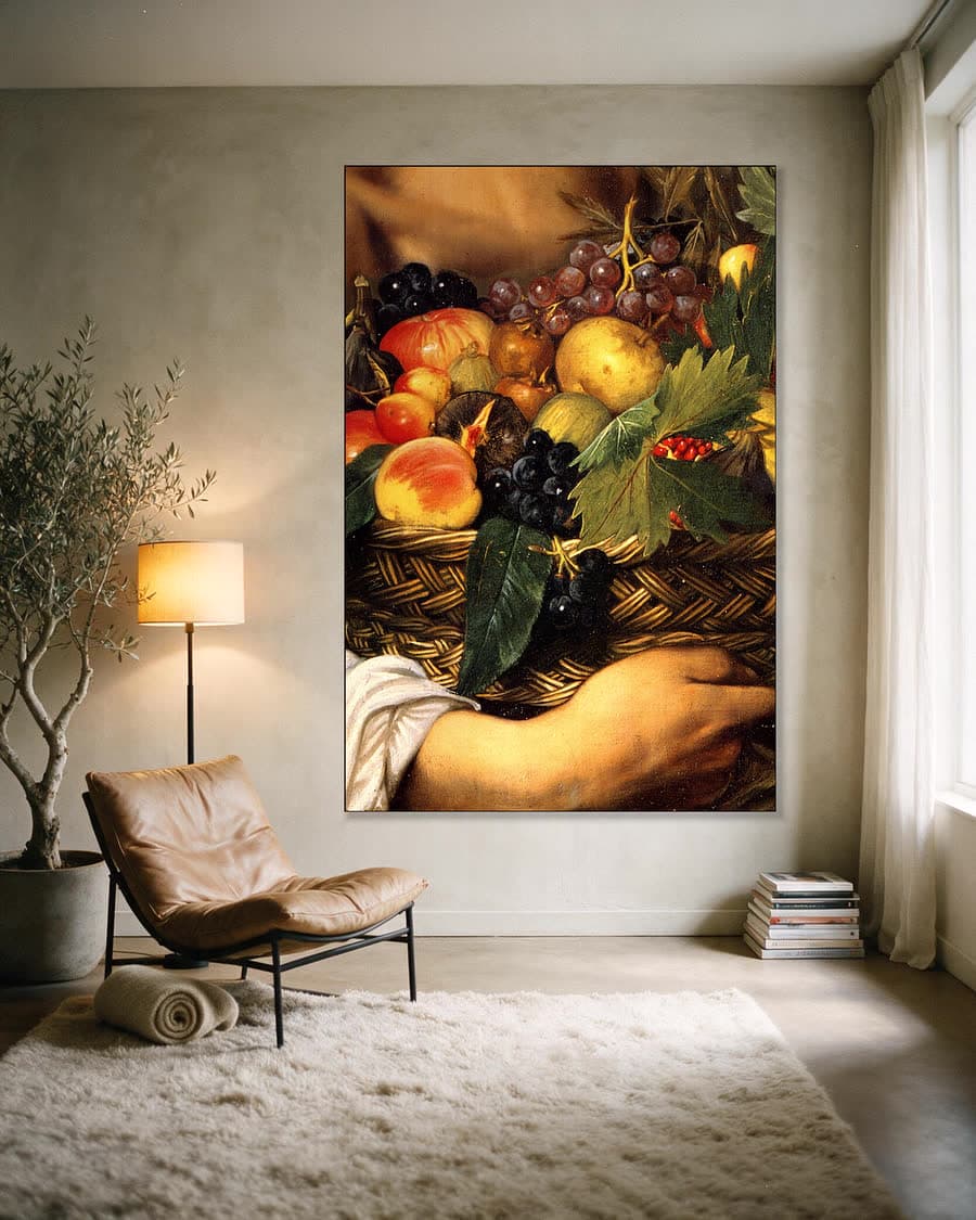 Jongen met een fruitmand in een aluminium frame aan dezelfde muur
