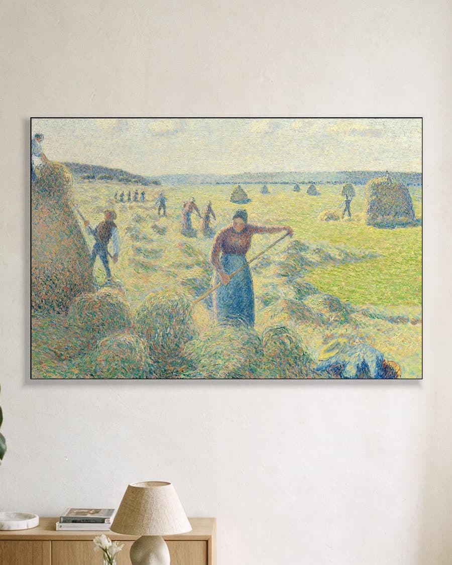 De hooioogst, Éragny in een aluminium frame aan dezelfde muur
