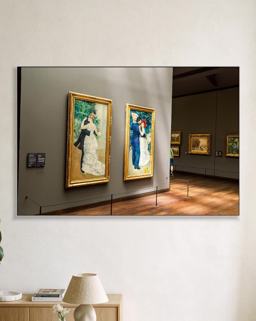 Dans in de stad in een aluminium frame aan dezelfde muur