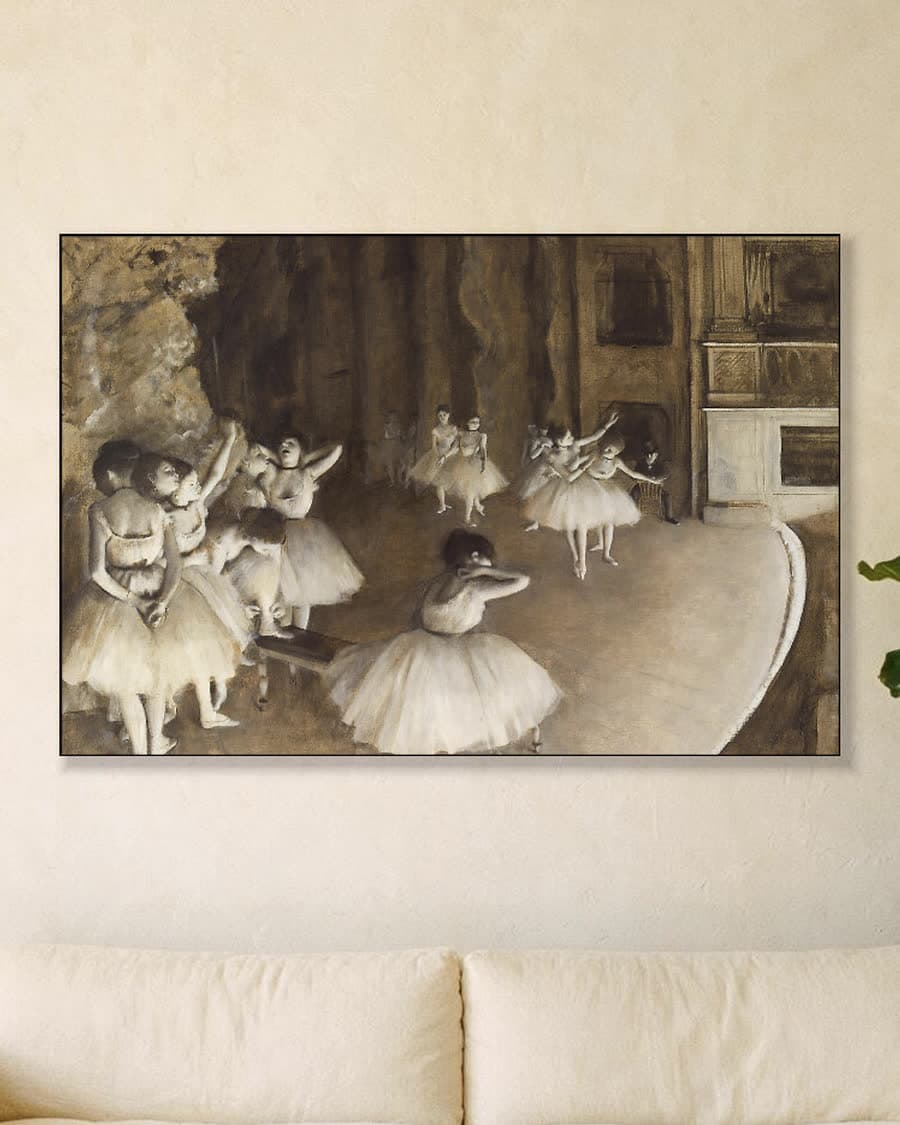 Balletrepetitie op het toneel in een aluminium frame aan dezelfde muur