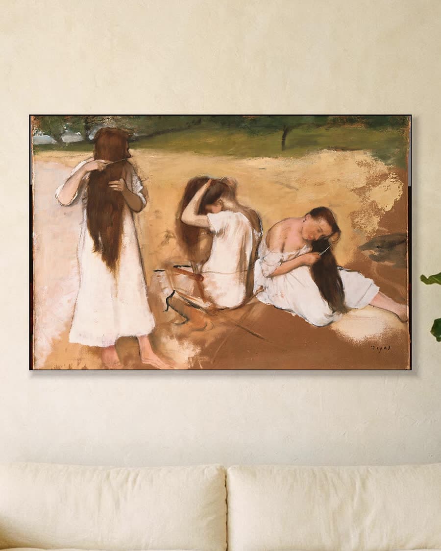 Vrouwen die hun haar kammen in een aluminium frame aan dezelfde muur