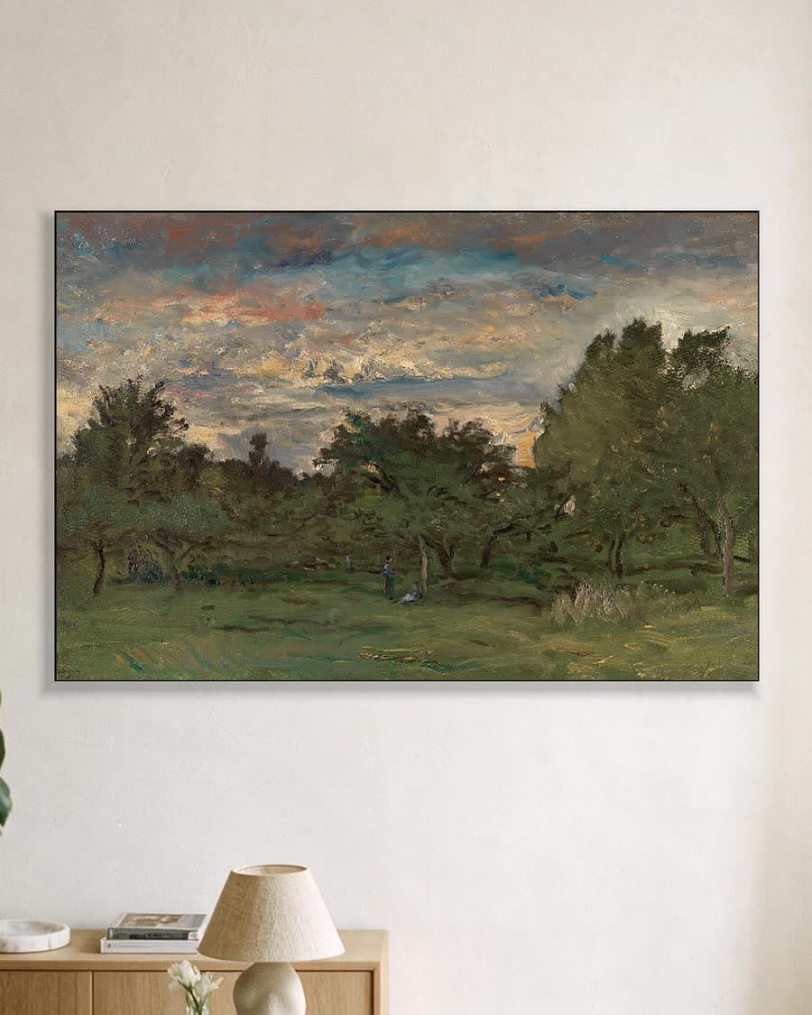 Avondlucht boven het bos in een aluminium frame aan dezelfde muur