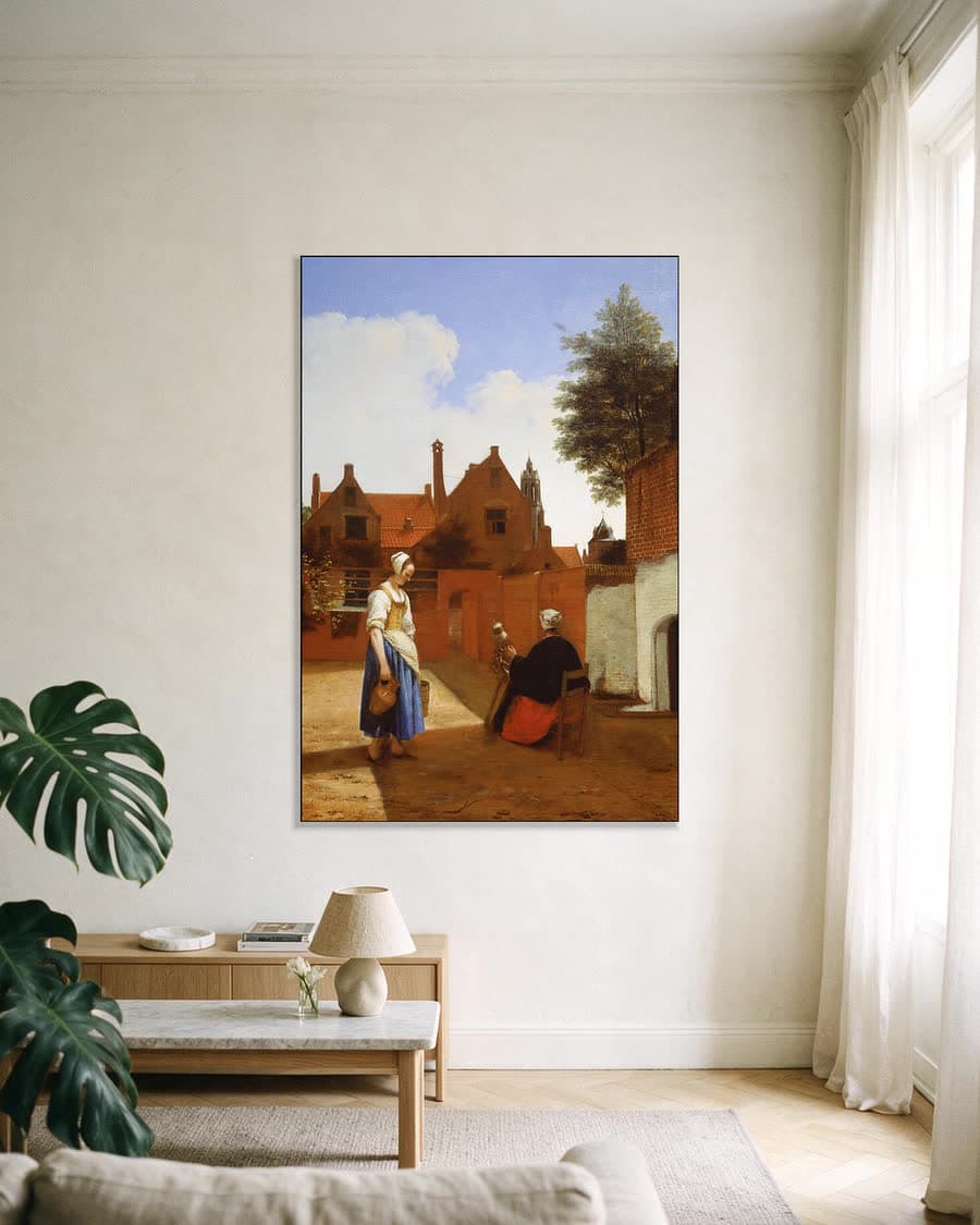 Binnenplaats in Delft bij avond, een spinster in een aluminium frame aan dezelfde muur