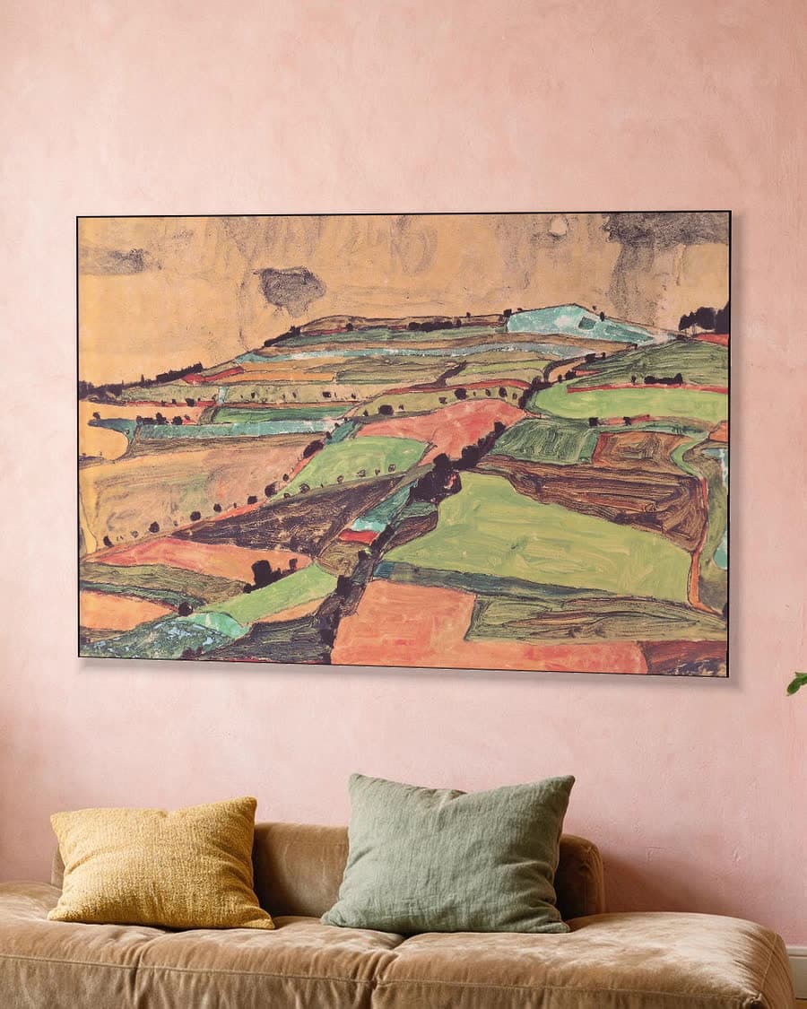 Veldenlandschap (Kreuzberg bij Krumau) in een aluminium frame aan dezelfde muur