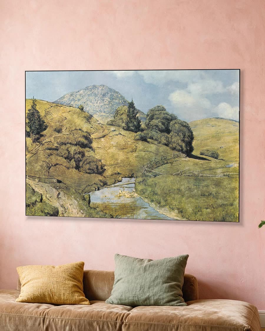 Berglandschap met kabbelende beek in een aluminium frame aan dezelfde muur