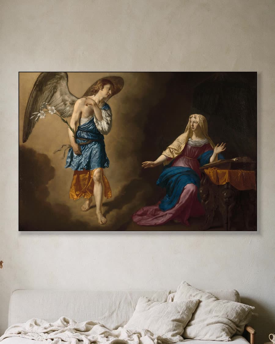 De annunciatie aan Maria in een aluminium frame aan dezelfde muur