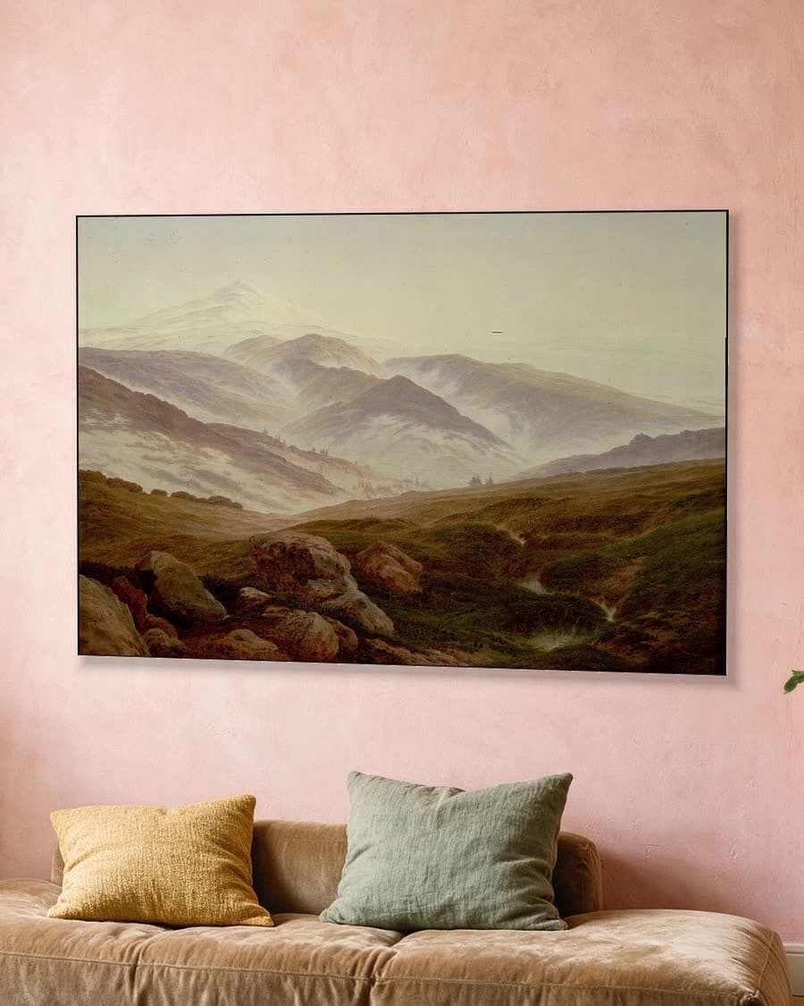 Nevelige Bergvallei in een aluminium frame aan dezelfde muur