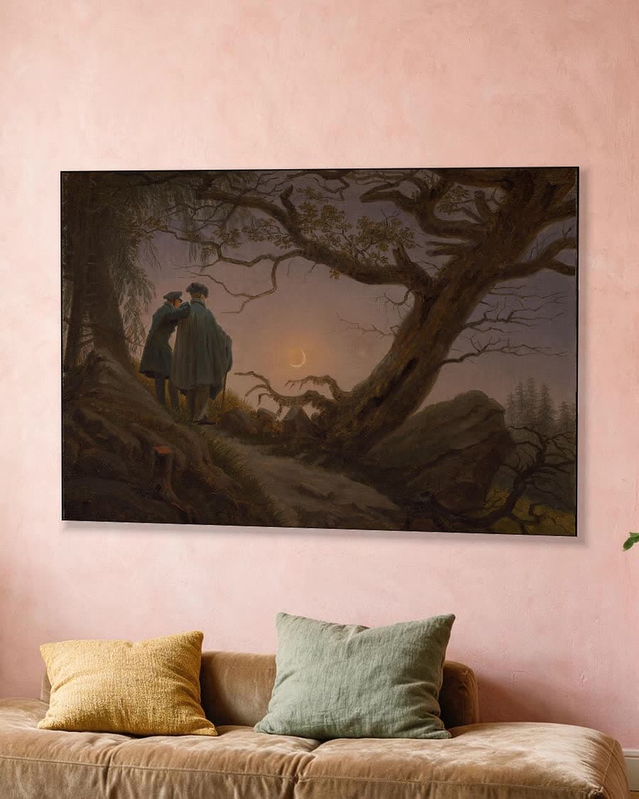 Twee mannen die de maan beschouwen in een aluminium frame aan dezelfde muur