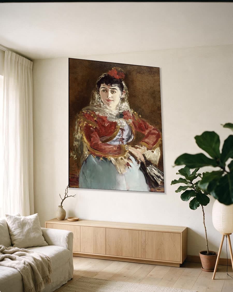 Émilie Ambre als Carmen in een aluminium frame aan dezelfde muur