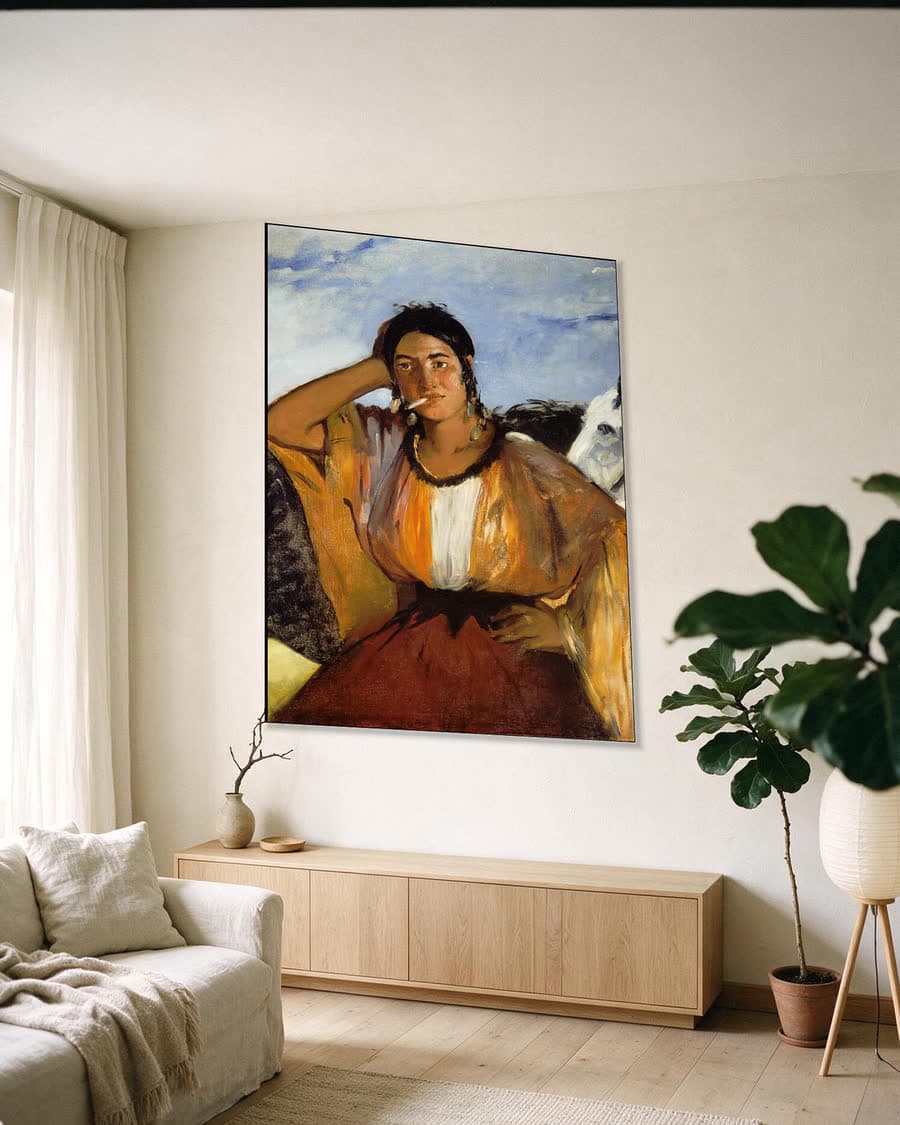 Zigeunerin met een sigaret in een aluminium frame aan dezelfde muur