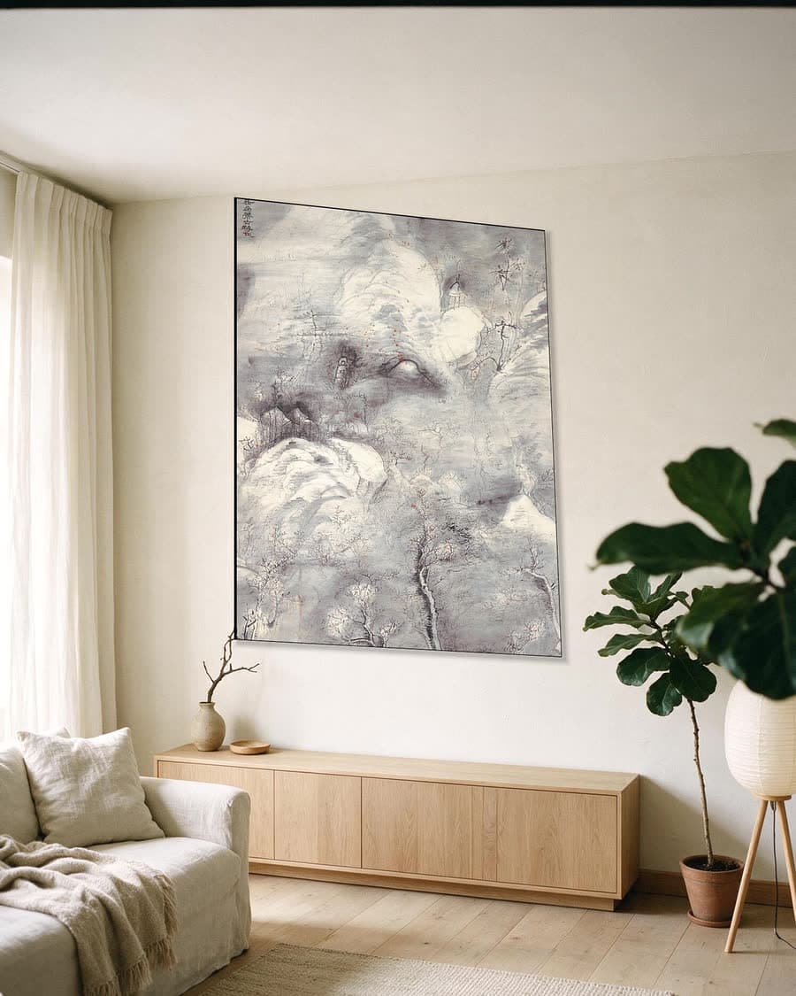 Bevroren wolken, zeefsel van poedersneeuw in een aluminium frame aan dezelfde muur