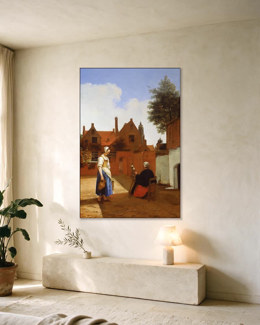Binnenplaats in Delft bij avond, een spinster in een aluminium frame aan dezelfde muur
