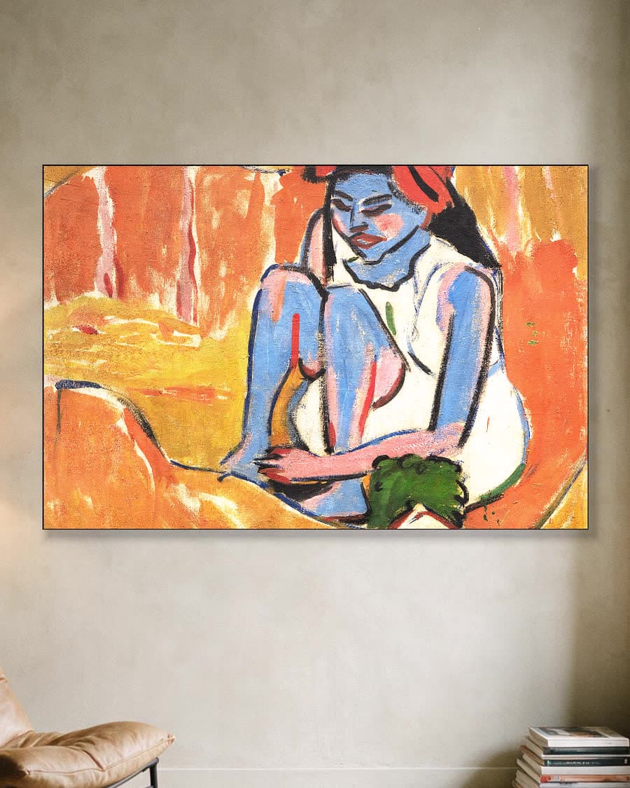 Blauw meisje in de zon in een aluminium frame aan dezelfde muur